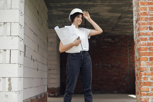 Young Female Engineer Construction Worker Hardhat Smiling Building New Modern — Stock Photo, Image