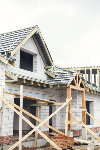 Unfinished House Wooden Roof Framing Vapor Barrier Dormer Block Walls — ストック写真