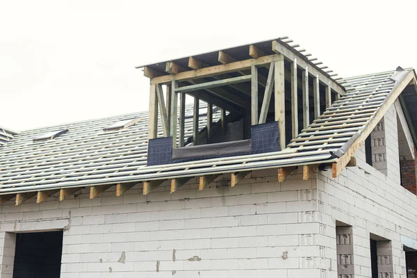 Unfinished Modern Farmhouse Building Wooden Roof Framing Mansard Dormer Vapor — Stock Photo, Image