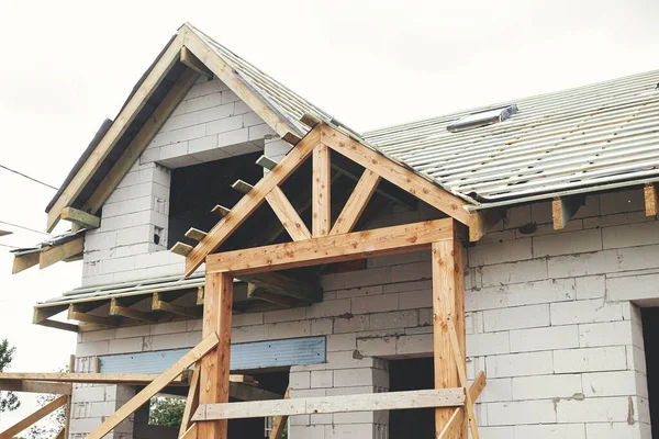 Unfinished House Wooden Roof Framing Vapor Barrier Dormer Block Walls — Stockfoto