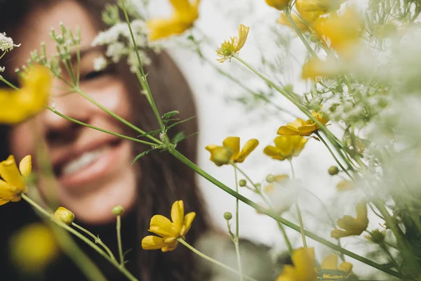 Nyári Sárga Vadvirágok Szobában Háttér Boldog Fiatal Barna Ranunculus Virágokkal — Stock Fotó