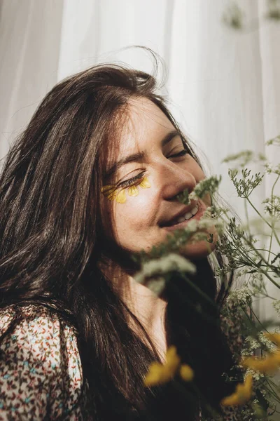 Hermosa Mujer Feliz Con Pétalos Amarillos Cara Posando Con Flores — Foto de Stock
