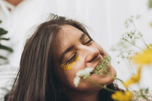 Gyönyörű Boldog Sárga Szirmokkal Szeme Alatt Vadvirágokkal Pózol Napos Szobában — Stock Fotó