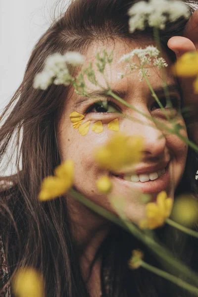 Красивая Счастливая Женщина Желтыми Лепестками Глазами Позирующая Полевыми Цветами Солнечной — стоковое фото