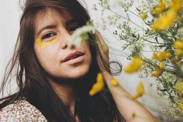 Beautiful Sensual Woman Yellow Petals Face Posing Wildflowers Sunny Room — Stock Photo, Image