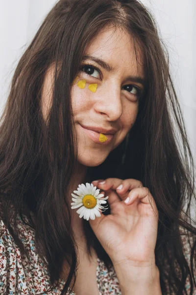 Güneşli Odada Poz Veren Sarı Yapraklı Güzel Şehvetli Bir Kadın — Stok fotoğraf