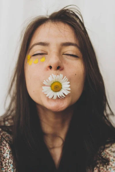 Hermosa Mujer Feliz Con Pétalos Amarillos Bajo Los Ojos Posando — Foto de Stock