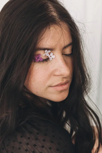 Schöne Sinnliche Frau Mit Lila Blütenblättern Die Geschlossenen Augen Launisches — Stockfoto