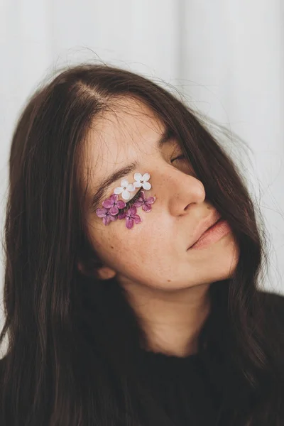 Hermosa Mujer Con Pétalos Lila Alrededor Los Ojos Cerrados Moody —  Fotos de Stock