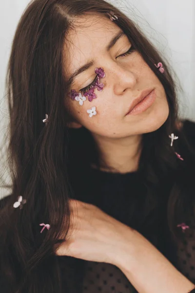 Belle Femme Sensuelle Avec Des Pétales Lilas Sur Visage Dans — Photo