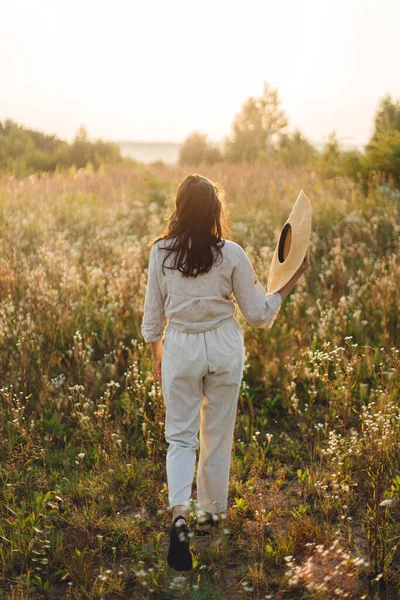 Stylowa Boho Kobieta Słomkowym Kapeluszem Spacerująca Wśród Dzikich Kwiatów Ciepłym — Zdjęcie stockowe