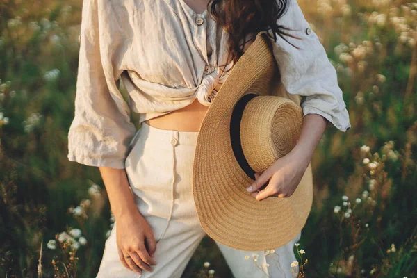 Jeune Femelle Insouciante Tissu Lin Rustique Près Détendre Dans Prairie — Photo