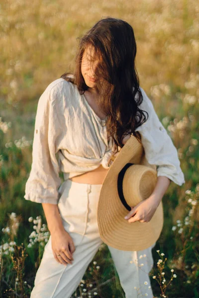 Stylish Boho Woman Straw Hat Posing Wildflowers Warm Sunset Light — Stock Photo, Image