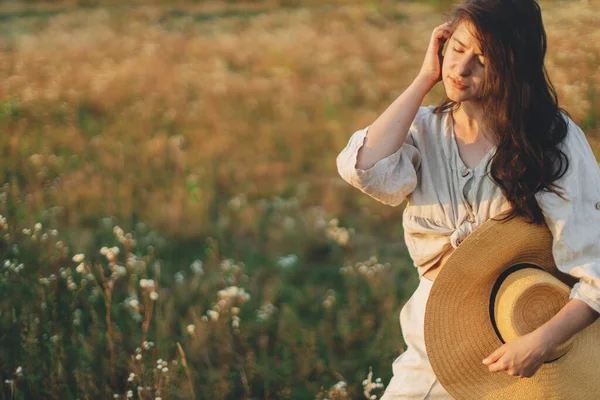 Stylish Boho Woman Straw Hat Posing Wildflowers Warm Sunset Light — Stock Photo, Image