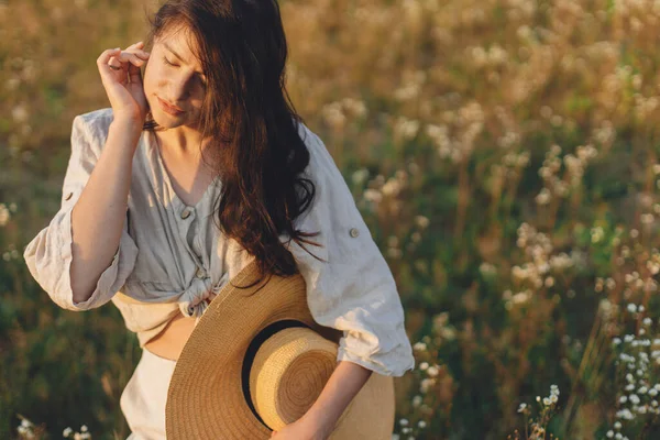 Zomer Genot Reizen Stijlvolle Boho Vrouw Met Strohoed Poseren Tussen — Stockfoto