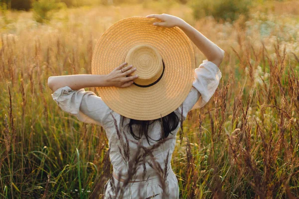 Stylische Boho Frau Mit Strohhut Die Zwischen Wilden Gräsern Sonnenuntergang — Stockfoto