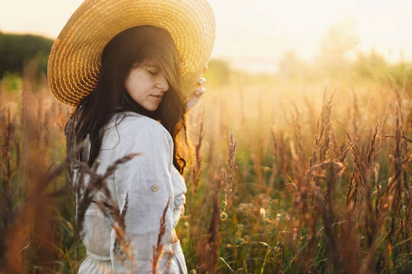 Joven Mujer Despreocupada Tela Lino Rústico Relajante Prado Verano Elegante — Foto de Stock