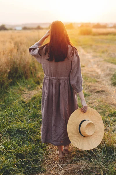 Stilvolle Frau Mit Strohhut Die Sonnenuntergang Haferfeld Spaziert Stimmungsvoller Ruhiger — Stockfoto