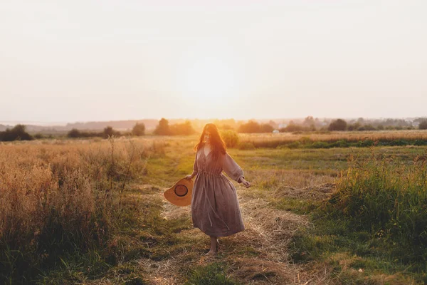 Stijlvolle Vrouw Met Strohoed Dansend Haverveld Bij Zonsondergang Sfeervol Gelukkige — Stockfoto