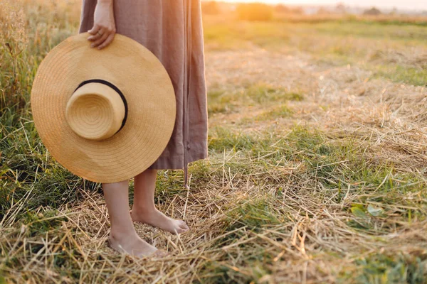 Vrouw Met Hoed Hand Loopt Blootsvoets Stroveld Zonsondergang Licht Bijgesneden — Stockfoto