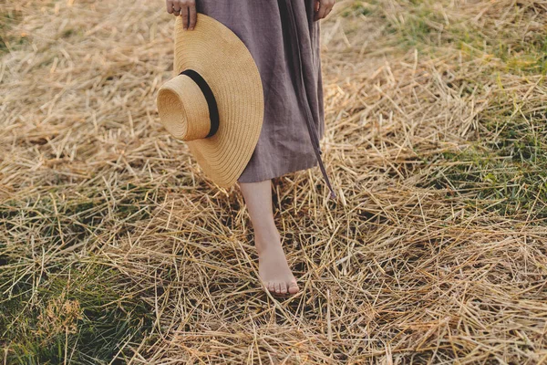 Γυναίκα Καπέλο Στο Χέρι Περπατώντας Ξυπόλητη Στο Αχυρένιο Χωράφι Στο — Φωτογραφία Αρχείου