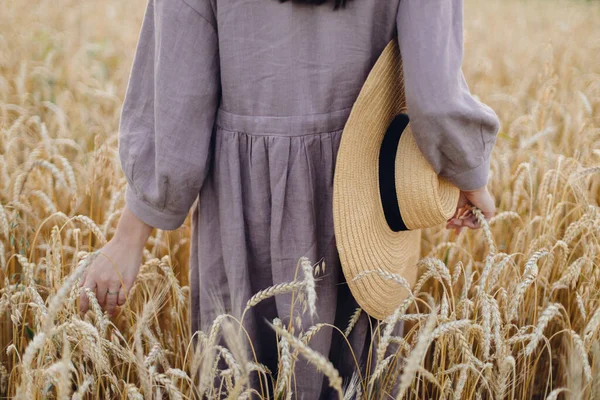 Frau Mit Strohhut Die Weizenstämme Feld Hält Abgeschnittene Sicht Stimmungsvoller — Stockfoto