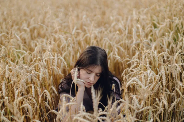 Stilvolle Ruhige Frau Die Abendlicht Weizenfeld Sitzt Stimmungsvoller Ruhiger Moment — Stockfoto