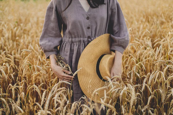 Mujer Con Sombrero Paja Sosteniendo Tallos Trigo Campo Momento Tranquilidad — Foto de Stock