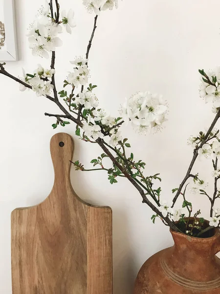 Holzschneidebrett Und Blühender Kirschzweig Rustikaler Vase Stilvoller Küche Startseite Minimale — Stockfoto