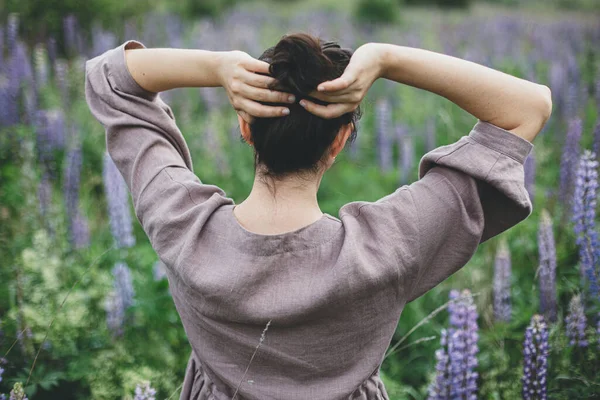 Mujer Con Estilo Vestido Rústico Relajante Entre Prado Altramuz Imagen — Foto de Stock