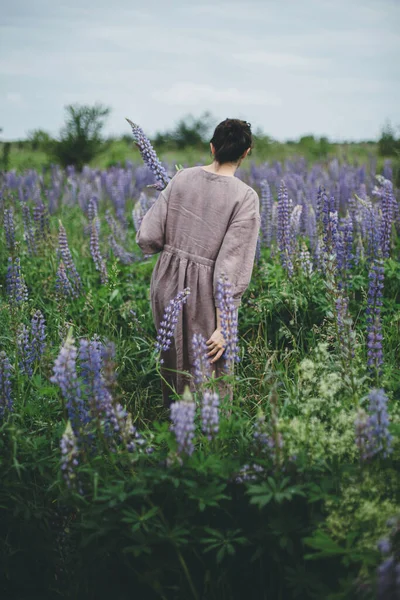 Femme Élégante Robe Rustique Marchant Entre Prairie Lupin Image Atmosphérique — Photo