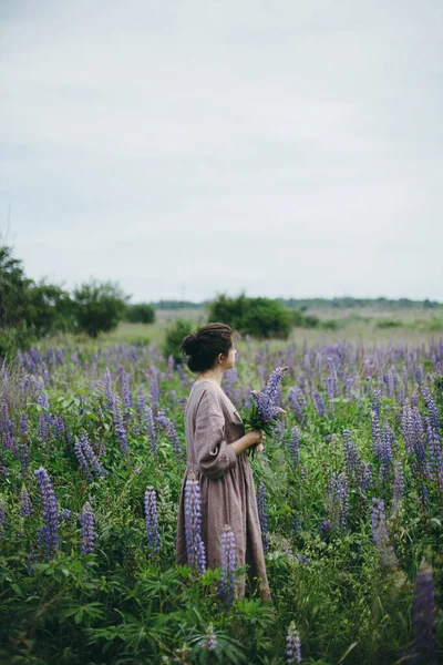Stylish Woman Rustic Dress Gathering Lupine Bouquet Meadow Atmospheric Moment — Stock Photo, Image