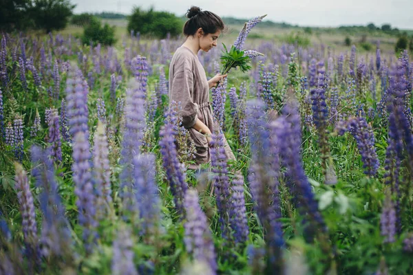 Stylish Woman Rustic Dress Gathering Lupine Bouquet Meadow Atmospheric Moment — Stock Photo, Image