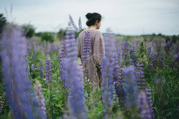 Lupine Květiny Pozadí Rozmazané Ženy Rustikálních Šatech Shromažďování Divokých Květin — Stock fotografie