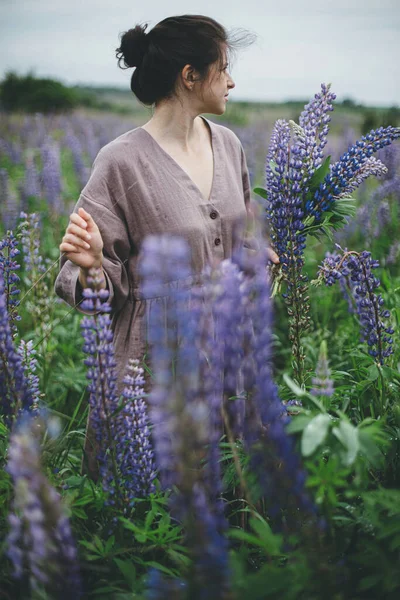 Femme Sensuelle Élégante Robe Rustique Tenant Bouquet Lupin Dans Prairie — Photo