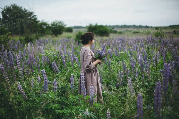 Femme Élégante Robe Rustique Réunissant Bouquet Lupin Dans Prairie Moment — Photo