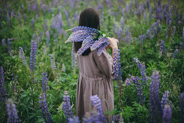 Estetika Chalupy Stylová Žena Rustikálních Šatech Sbírá Vlčí Kytice Louce — Stock fotografie