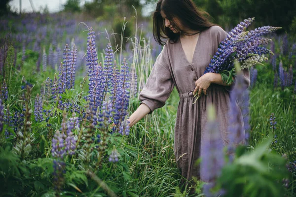 Cottagecore Ästhetik Stilvolle Frau Rustikalem Kleid Sammelt Lupinensträuße Auf Der — Stockfoto