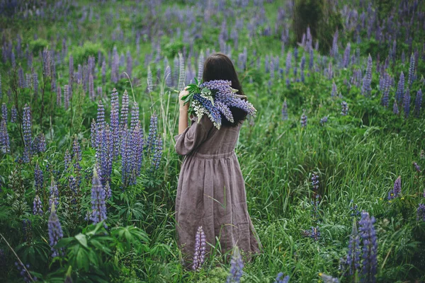 Esthétique Cottagecore Femme Élégante Robe Rustique Rassemblant Bouquet Lupin Dans — Photo