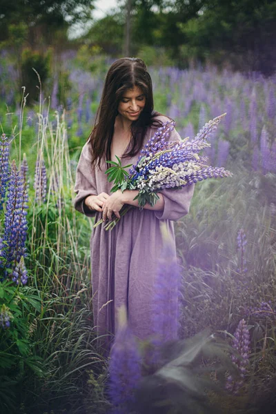 Elegante Donna Abito Rustico Raccolta Bouquet Lupino Nel Prato Momento — Foto Stock