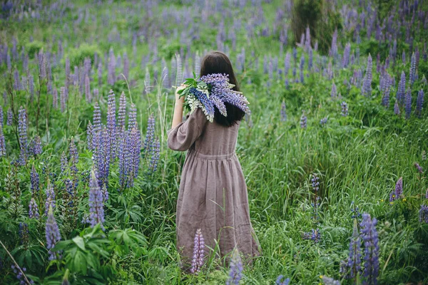 Femme Élégante Robe Rustique Marchant Entre Prairie Lupin Image Atmosphérique — Photo