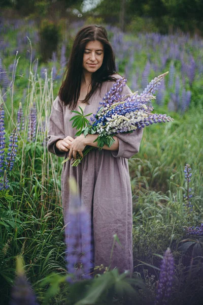 Cottagecore Estetika Wanita Bergaya Dalam Gaun Pedesaan Mengumpulkan Buket Lupin — Stok Foto