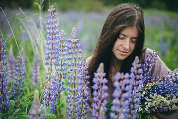 Portrait Femme Élégante Sensuelle Robe Rustique Tenant Bouquet Lupin Dans — Photo