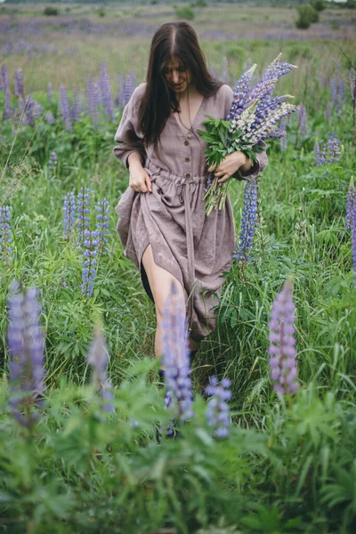 Femme Élégante Robe Rustique Tenant Bouquet Lupin Dans Prairie Esthétique — Photo