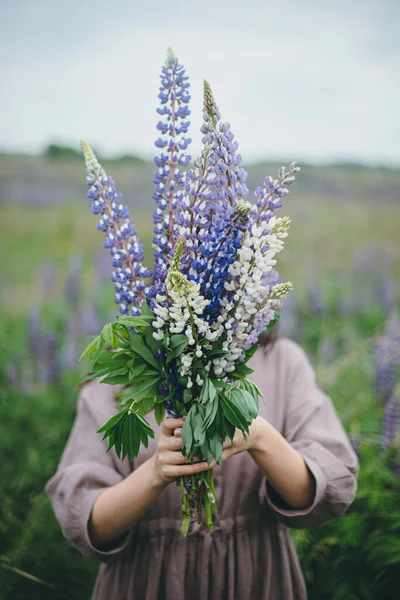 Lupinenstrauß Frauenhänden Aus Nächster Nähe Auf Der Sommerwiese Cottagecore Ästhetik — Stockfoto