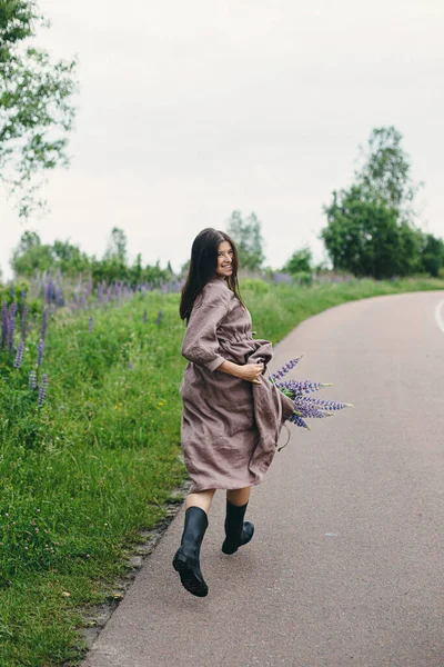 Feliz Mujer Despreocupada Vestido Rústico Corriendo Con Ramo Altramuz Campo —  Fotos de Stock