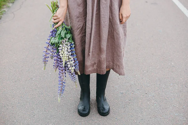 Cottagecore Aesthetics Close Woman Rustic Dress Gumboots Holding Lupine Bouquet — Stock Photo, Image