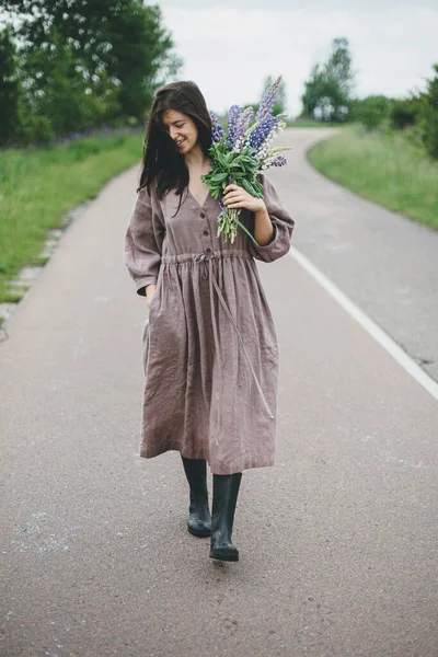 Stilvolle Frau Rustikalem Kleid Die Mit Lupinenstrauß Durch Die Sommerliche — Stockfoto