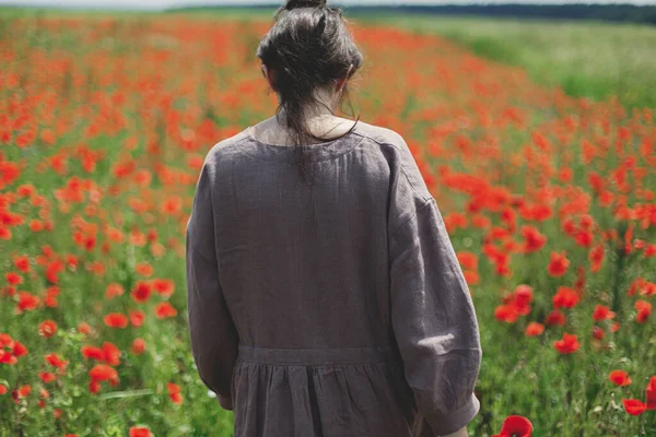 Kırmızı Haşhaş Tarlasında Yürüyen Kırsal Elbiseli Şık Bir Kadın Cottagecore — Stok fotoğraf