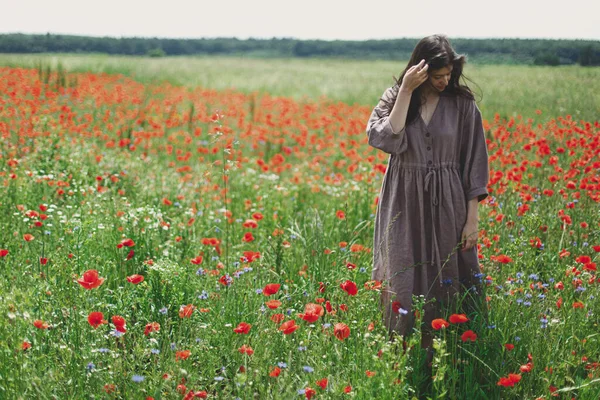 Estetika Chalupy Stylová Žena Rustikálních Šatech Kráčející Červeném Makovém Poli — Stock fotografie